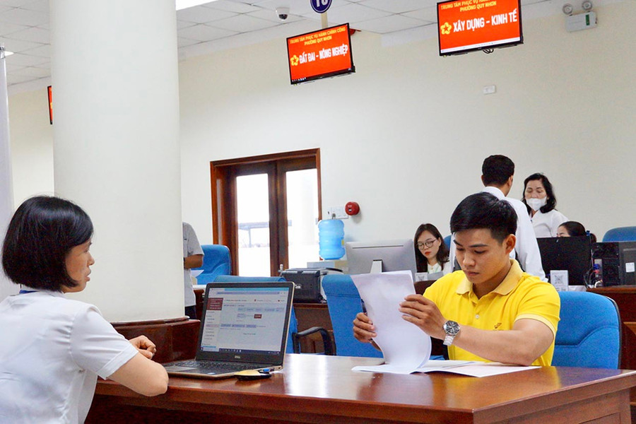 Nhân viên Bưu điện tiếp nhận kết quả giải quyết TTHC từ bộ phận chuyên môn để trả kết quả cho người dân tại nhà nhằm tiết kiệm thời gian, công sức cho công dân. Ảnh: Nguyễn Muội 33t.jpg