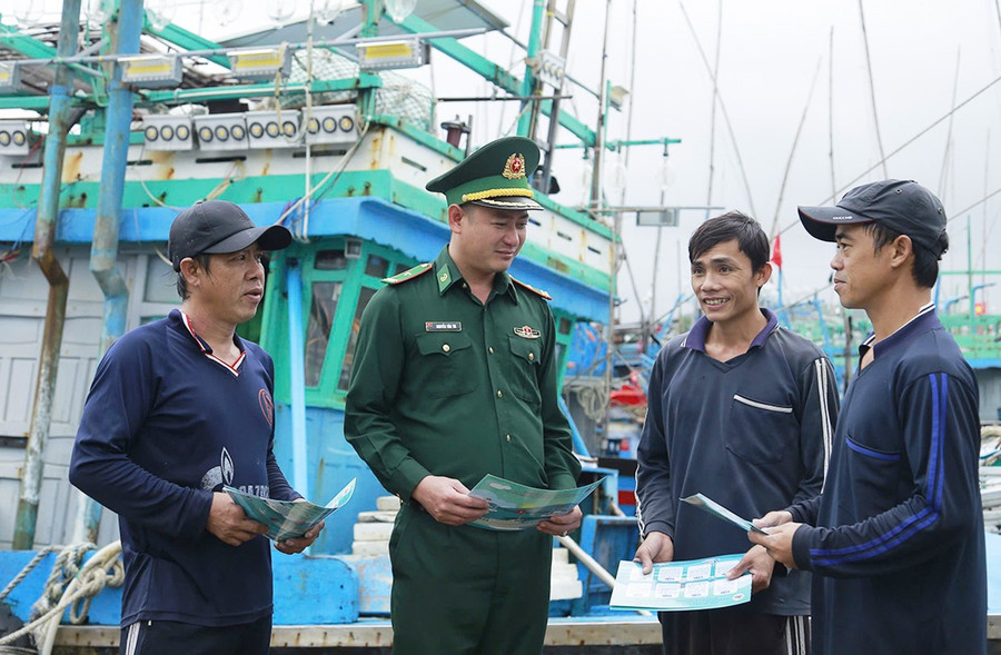 Đồn Biên phòng Tam Quan Nam tuyên truyền pháp luật cho ngư dân. Ảnh: H.P 11thm.jpg
