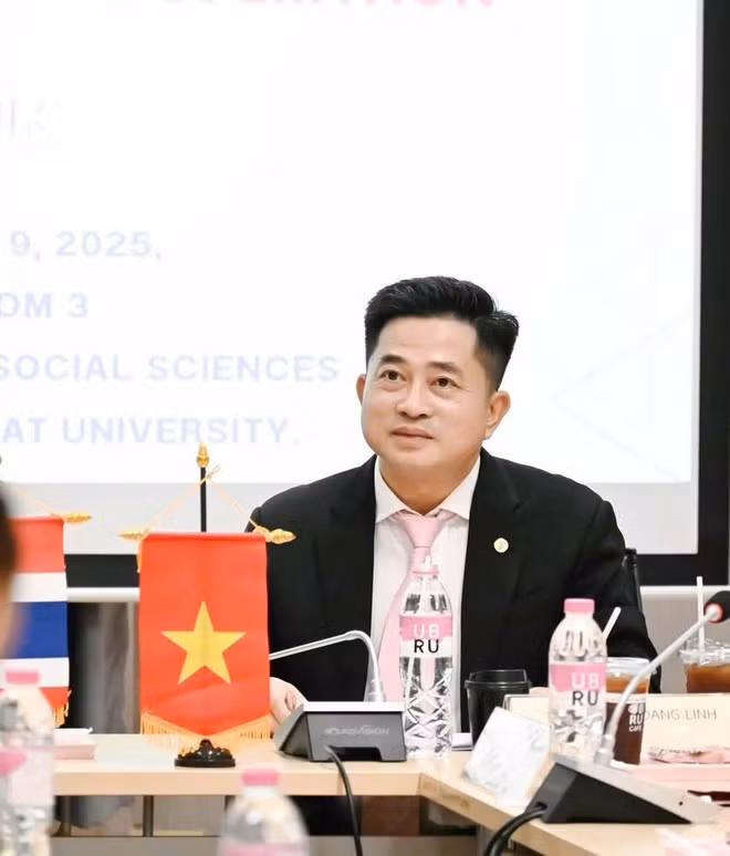 Tổng lãnh sự Đinh Hoàng Linh trong buổi làm việc với trường Đại học Hoàng gia Ubon Ratchathani. (Ảnh: Khánh Ly/Vietnam+)