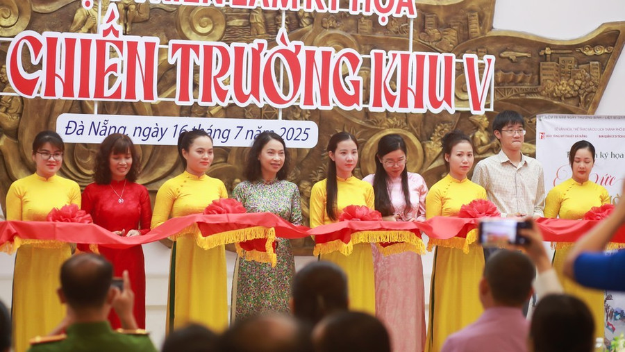 Các đại biểu cắt băng khai mạc triển lãm Các đại biểu cắt băng khai mạc triển lãm