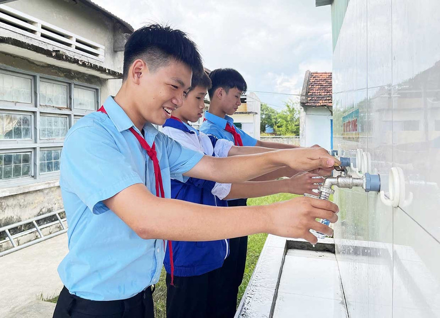 Học sinh Trường THCS Trần Quốc Toản (xã Phú Thiện) vui mừng khi được dùng nước sạch miễn phí. Ảnh: Vũ Chi Học sinh Trường THCS Trần Quốc Toản (xã Phú Thiện) vui mừng khi được dùng nước sạch miễn phí.