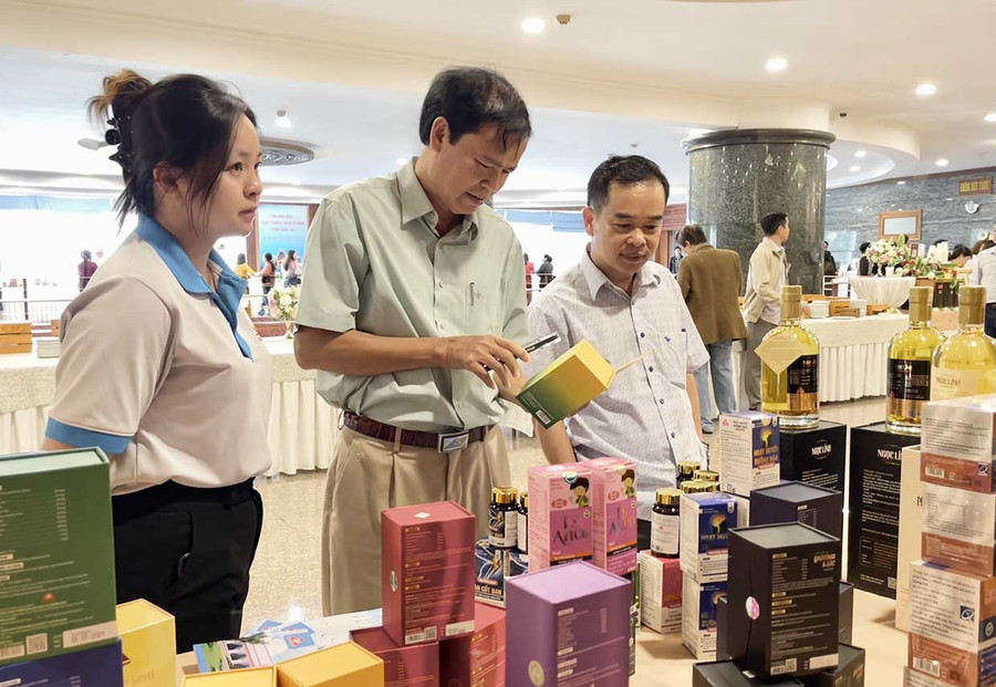 Công ty TNHH Phát triển khoa học Quốc tế Trường Sinh chế biến nhiều sản phẩm đa dạng từ dược liệu. Ảnh: V.T bg11-1.jpg