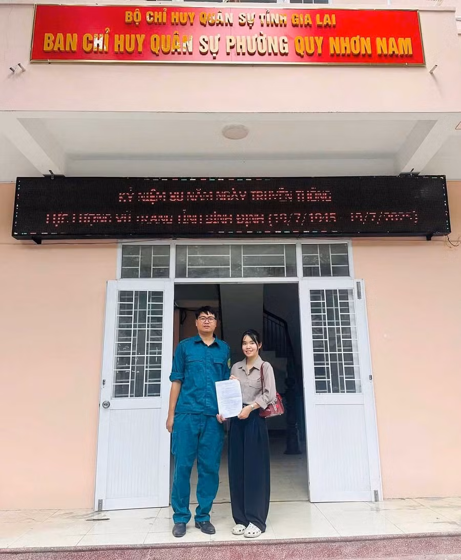 Ban CHQS phường Quy Nhơn Nam tiếp nhận đơn tình nguyện nhập ngũ của chị Võ Dương Hương Giang (SN 2002, phường Quy Nhơn Nam). Ảnh: ĐVCC