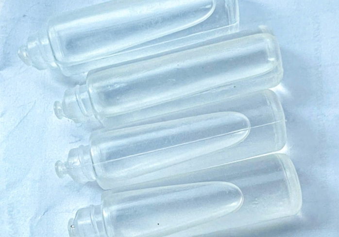 Ống thuốc chuột màu trắng trẻ uống nhầm, được gia đình mang theo đến bệnh viện Ống thuốc chuột màu trắng trẻ uống nhầm, được gia đình mang theo đến bệnh viện