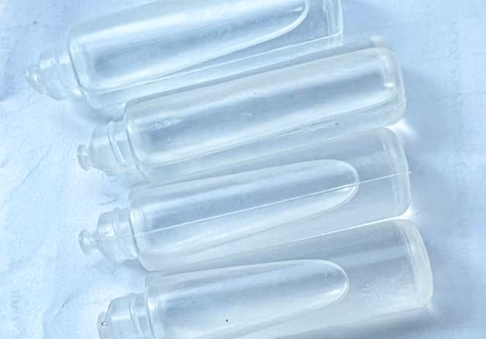 Ống thuốc chuột màu trắng trẻ uống nhầm, được gia đình mang theo đến bệnh viện