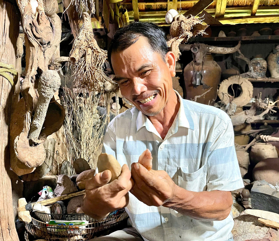 Ông Hưng say sưa giới thiệu về các thanh, mảnh đá của thời kỳ đồ đá. Ảnh: P.D Ông Hưng say sưa giới thiệu về các thanh, mảnh đá của thời kỳ đồ đá. Ảnh: P.D