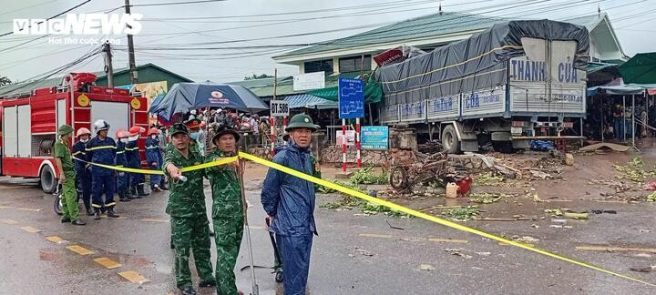 Hiện trường vụ tai nạn thảm khốc làm 12 người thương vong. (Ảnh: CTV) Hiện trường vụ tai nạn thảm khốc làm 12 người thương vong. (Ảnh: CTV)