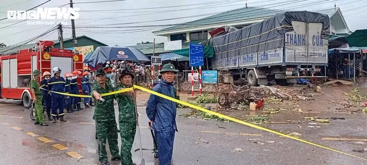 Hiện trường vụ tai nạn thảm khốc làm 12 người thương vong. (Ảnh: CTV)