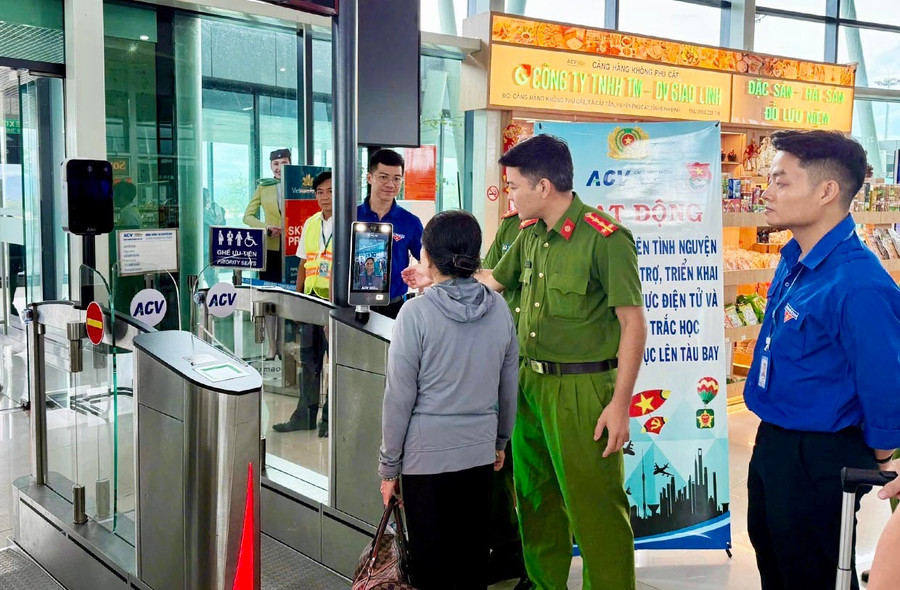 Đoàn viên và Công an hướng dẫn hành khách là người lớn tuổi vị trí đứng để hệ thống nhận diện khuôn mặt (Face ID) ngay vị trí ra tàu bay tại Cảng hàng không Phù Cát. Ảnh: K.A Đoàn viên và Công an hướng dẫn hành khách là người lớn tuổi vị trí đứng để hệ thống nhận diện khuôn mặt (Face ID) ngay vị trí ra tàu bay tại Cảng hàng không Phù Cát. Ảnh: K.A
