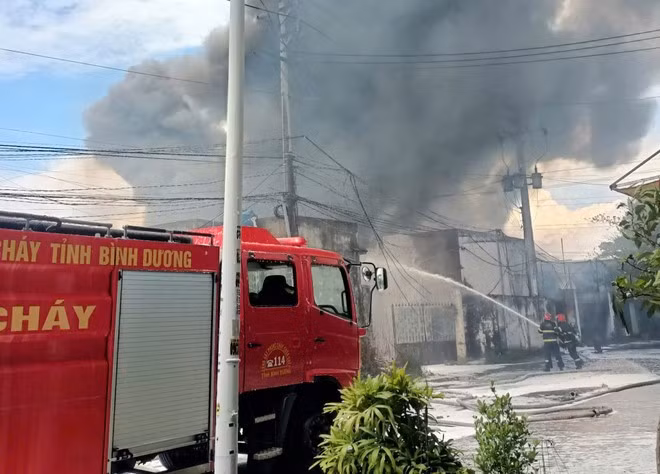 Lực lượng Phòng cháy Chữa cháy và Cứu hộ cứu nạn đang nỗ lực dập tắt đám cháy. (Ảnh: Khánh Ly/Vietnam+)