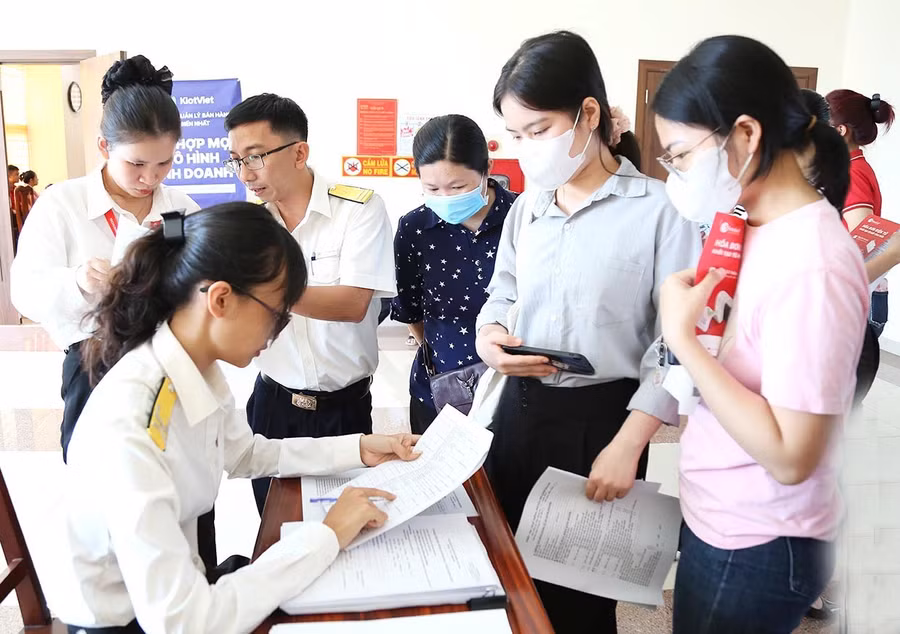 Thuế cơ sở 1 kiểm tra việc xuất, lưu hóa đơn điện tử khởi tạo từ máy tính tiền tại một cơ sở kinh doanh trên địa bàn phường Quy Nhơn Nam. Ảnh: T.Sỹ