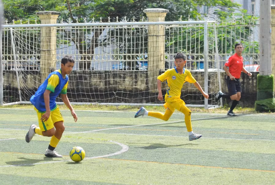 Em Ben (áo xanh) hiện được CLB Hoàng Anh Gia Lai đưa vào danh sách thử việc. Ảnh: R’Ô HOK