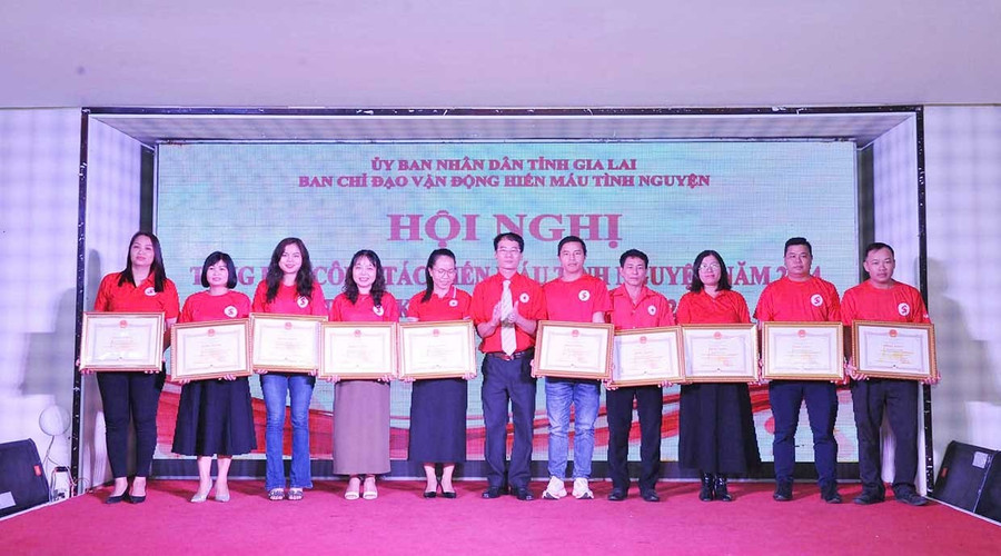 Cô Đặng Thị Hiền (thứ 3 từ phải sang) nhận bằng khen của Chủ tịch UBND tỉnh Gia Lai (cũ) vì đã tích cực tham gia phong trào hiến máu tình nguyện trên địa bàn tỉnh. Ảnh: NVCC bg10-1.jpg