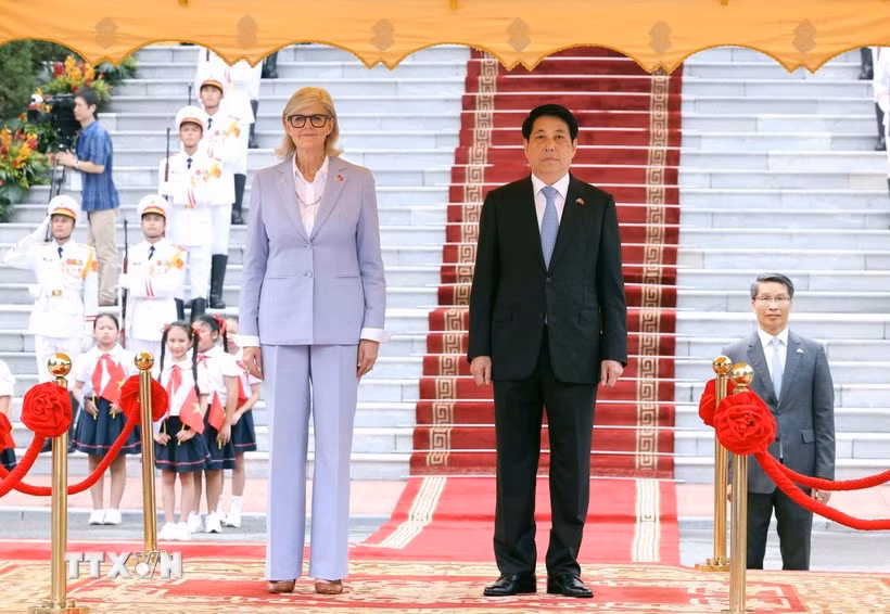 Chủ tịch nước Lương Cường và Toàn quyền Australia Sam Mostyn trên bục danh dự, nghe Quân nhạc cử Quốc thiều hai nước. (Ảnh: Lâm Khánh/TTXVN)