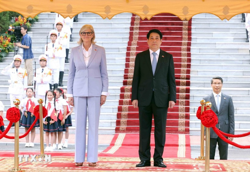 Chủ tịch nước Lương Cường và Toàn quyền Australia Sam Mostyn trên bục danh dự, nghe Quân nhạc cử Quốc thiều hai nước. (Ảnh: Lâm Khánh/TTXVN) Chủ tịch nước Lương Cường và Toàn quyền Australia Sam Mostyn trên bục danh dự, nghe Quân nhạc cử Quốc thiều hai nước. (Ảnh: Lâm Khánh/TTXVN)
