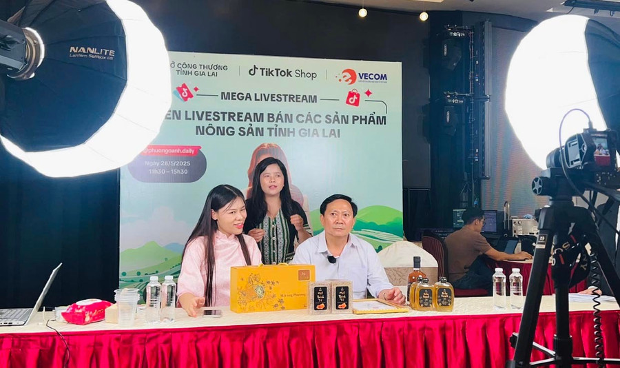 Tại phiên bán hàng megalive vào tháng 5.2025, ông Phạm Văn Binh, Nguyên Phó Giám đốc Sở Công Thương, đã trực tiếp tương tác với người mua cùng đại diện nhãn hàng. Ảnh: Hải Yến Tại phiên bán hàng megalive vào tháng 5.2025, ông Phạm Văn Binh, Nguyên Phó Giám đốc Sở Công Thương, đã trực tiếp tương tác với người mua cùng đại diện nhãn hàng. Ảnh: Hải Yến
