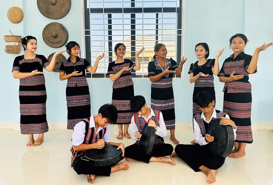 Thực hành một bài đánh chiêng, hướng dẫn cùng hát và múa.