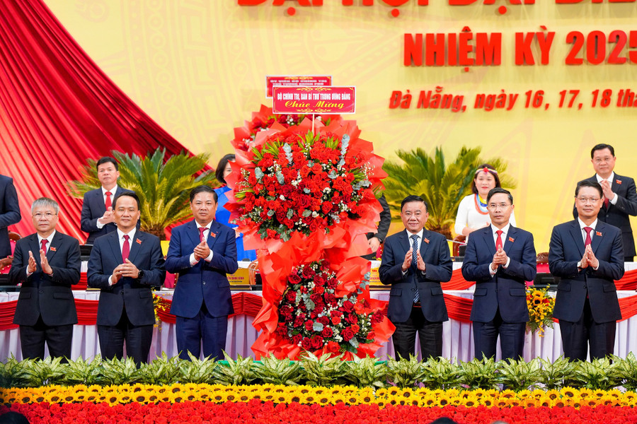 Lãnh đạo TP Đà Nẵng nhận hoa chúc mừng của Bộ Chính trị, Ban Bí thư Lãnh đạo TP Đà Nẵng nhận hoa chúc mừng của Bộ Chính trị, Ban Bí thư