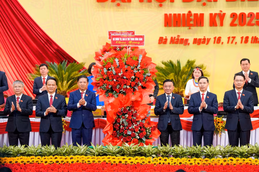 Lãnh đạo TP Đà Nẵng nhận hoa chúc mừng của Bộ Chính trị, Ban Bí thư