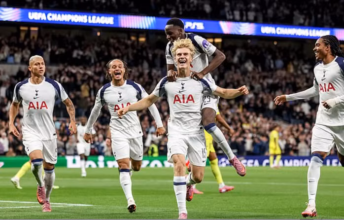 Các cầu thủ Tottenham được tặng bàn thắng trước Villarreal