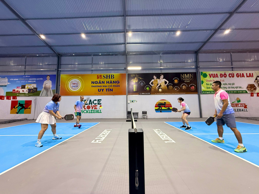Hình thức social pickleball được đông đảo người yêu thể thao tại phố núi Pleiku hưởng ứng. Ảnh: Lạc Hà Hình thức social pickleball được đông đảo người yêu thể thao tại phố núi Pleiku hưởng ứng. Ảnh: Lạc Hà