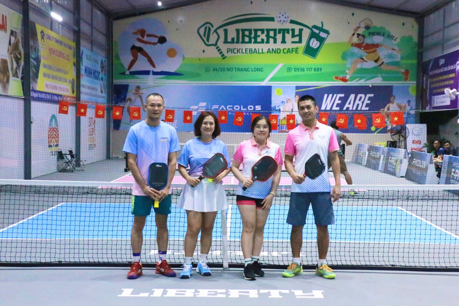 Chị Phạm Ngọc Bảo Trâm, chủ sân Liberty Pickleball and Café (thứ 2 từ trái sang) cùng những khách đánh social pickleball. Ảnh: Lạc Hà Chị Phạm Ngọc Bảo Trâm, chủ sân Liberty Pickleball and Café (thứ 2 từ trái sang) cùng những khách đánh social pickleball. Ảnh: Lạc Hà