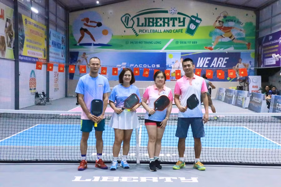 Chị Phạm Ngọc Bảo Trâm, chủ sân Liberty Pickleball and Café (thứ 2 từ trái sang) cùng những khách đánh social pickleball. Ảnh: Lạc Hà