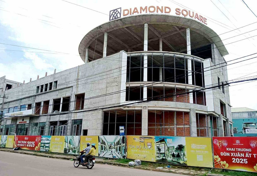 Sau hơn 10 năm khởi công xây dựng, dự án Trung tâm Thương mại Bồng Sơn vẫn chưa hoàn thành để đưa vào hoạt động. Ảnh: V.L Sau hơn 10 năm khởi công xây dựng, đến nay, dự án Trung tâm Thương mại Bồng Sơn vẫn chưa hoàn thành.