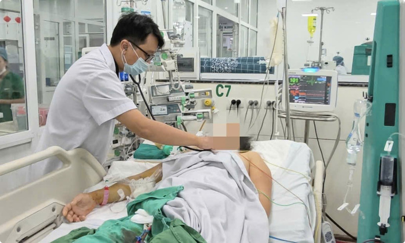 Bác sỹ theo dõi tình trạng cho bệnh nhân mắc sốt xuất huyết trong tình trạng nguy kịch. (Ảnh: PV/Vietnam+ Bác sỹ theo dõi tình trạng cho bệnh nhân mắc sốt xuất huyết trong tình trạng nguy kịch. (Ảnh: PV/Vietnam+