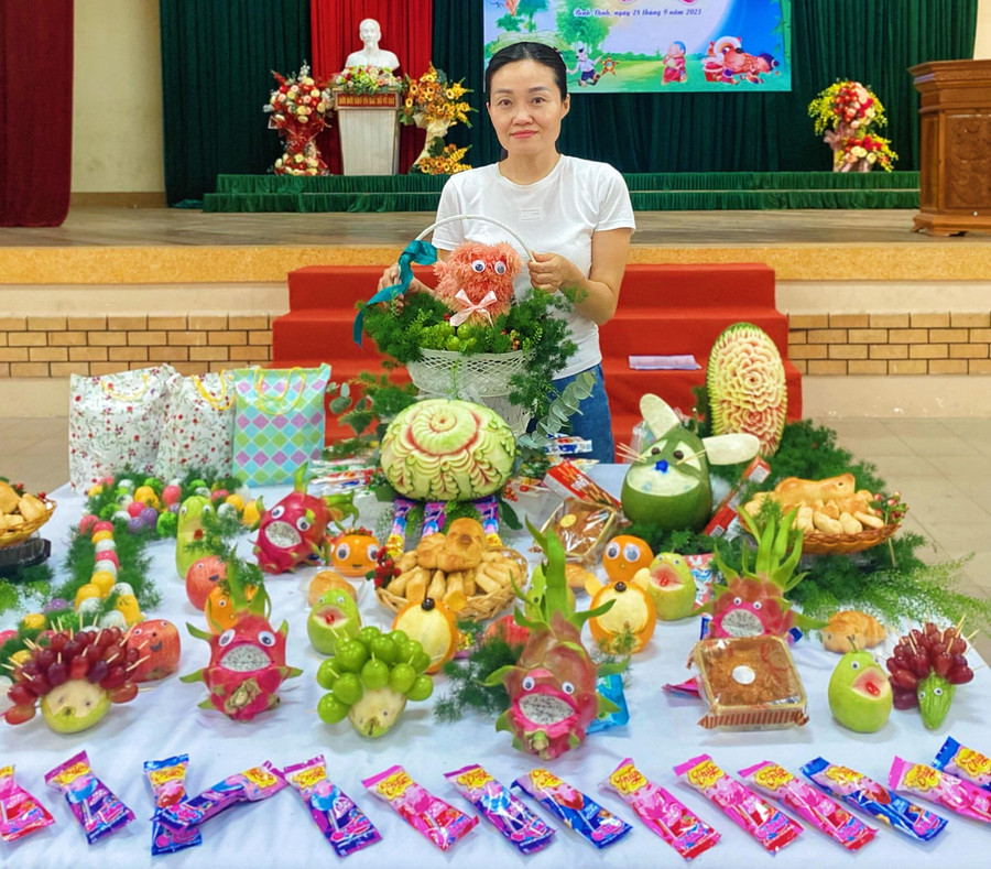 Chị Hồ Thị Thu Hiền bên mâm cỗ Trung thu do mình thực hiện. Ảnh: Hải Yến Chị Hồ Thị Thu Hiền bên mâm cỗ Trung thu do mình thực hiện. Ảnh: Hải Yến