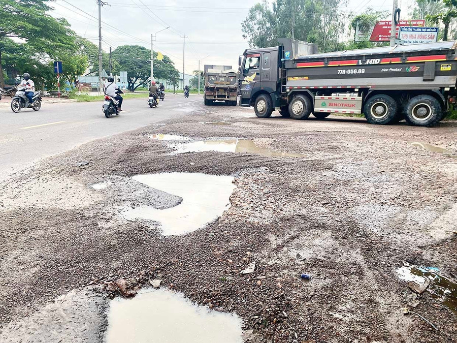 Mặt đường tại ngã ba Dốc Bao Bì trên quốc lộ 19 (thuộc phường An Nhơn Nam) xuống cấp nặng, gây nguy hiểm cho người tham gia giao thông. Ảnh: Đức Minh Mặt đường tại ngã ba Dốc Bao Bì trên Quốc lộ 19 (thuộc phường An Nhơn Nam) xuống cấp nặng, gây nguy hiểm giao thông.