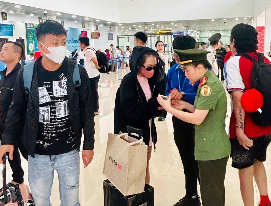 Lực lượng mặt đất tại cảng hàng không Pleiku tích cực hỗ trợ hành khách sử dụng ứng dụng VNeID mức độ 2 để thực hiện thủ tục ra tàu bay. Ảnh: K.A Lực lượng mặt đất tại cảng hàng không Pleiku tích cực hỗ trợ hành khách sử dụng ứng dụng VNeID mức độ 2 để thực hiện thủ tục ra tàu bay. Ảnh: K.A