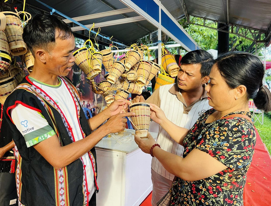 Anh Rinh (bìa trái, làng Ngơm Thung, xã Ia Băng) giới thiệu đến khách hàng sản phẩm gùi truyền thống với nhiều kích cỡ. Ảnh: M.N Anh Rinh (bìa trái, làng Ngơm Thung, xã Ia Băng) giới thiệu đến khách hàng sản phẩm gùi truyền thống với nhiều kích cỡ. Ảnh: M.N