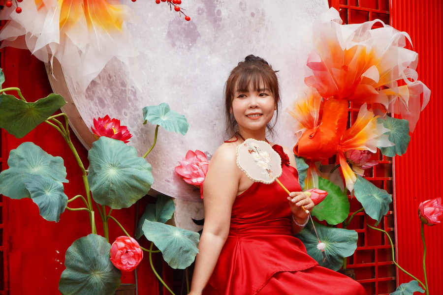 Nhiều bạn trẻ biến thành "nàng thơ mùa trăng" dưới sự trang trí hoành tráng của các quán cà phê. ẢNH: THÁI PHÚC Nhiều bạn trẻ biến thành 'nàng thơ mùa trăng' dưới sự trang trí hoành tráng của các quán cà phê. ẢNH: THÁI PHÚC