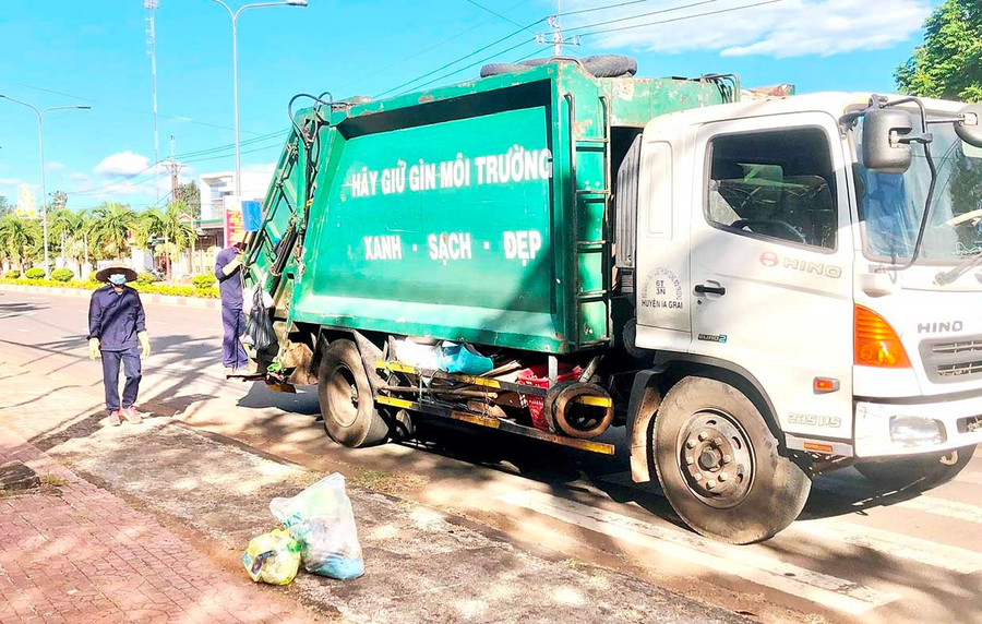 Thu gom rác thải sinh hoạt tại xã Ia Grai. Ảnh: Lê Nam Thu gom rác thải sinh hoạt tại xã Ia Grai. Ảnh: Lê Nam