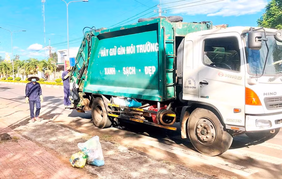 Thu gom rác thải sinh hoạt tại xã Ia Grai. Ảnh: Lê Nam