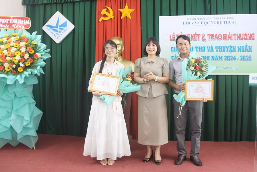 Hai tác giả trẻ Nhiên Đăng và Thụy Hân nhận giải trong Cuộc thi Thơ, Truyện ngắn Bình Định 2024 - 2025. Ảnh: Ngô Phong