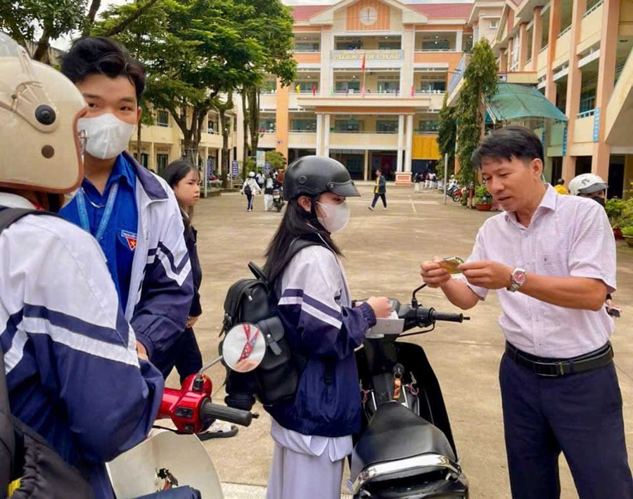 Đội xung kích giữ gìn trật tự trước cổng Trường THPT số 2 Phan Bội Châu kiểm tra, nhắc nhở học sinh vào mỗi buổi học và tan trường. Ảnh: ĐVCC Đội xung kích giữ gìn trật tự trước cổng trường THPT số 2 Phan Bội Châu kiểm tra, nhắc nhở học sinh vào mỗi buổi học và tan trường. Ảnh: ĐVCC