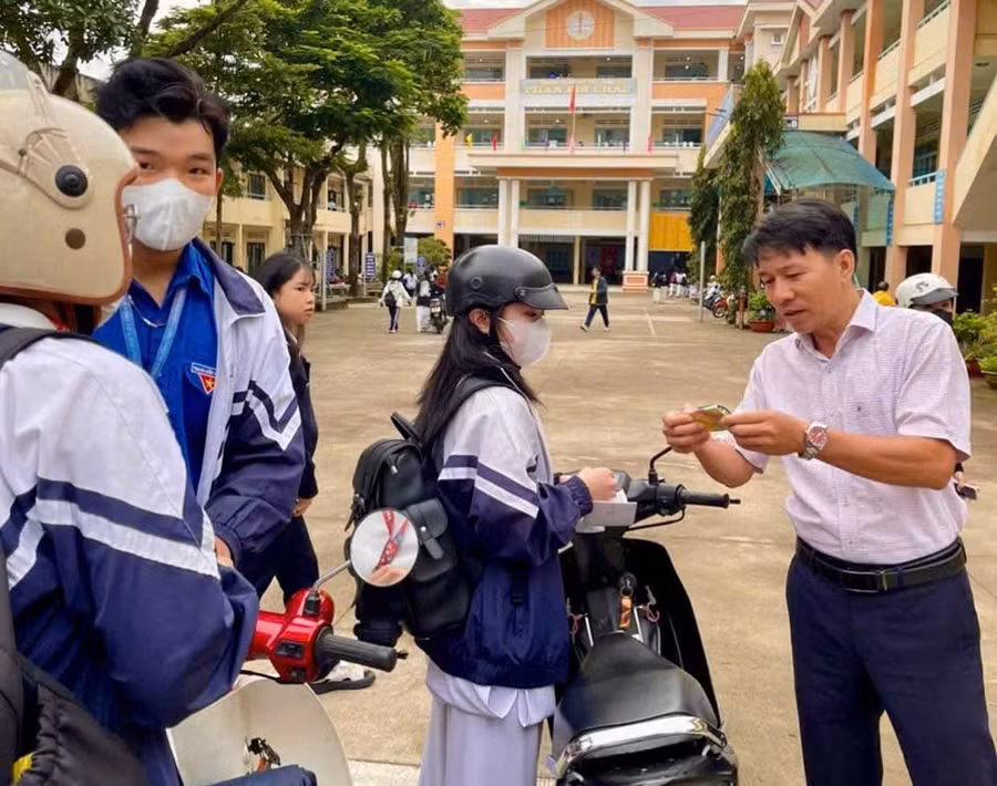 Đội xung kích giữ gìn trật tự trước cổng trường THPT số 2 Phan Bội Châu kiểm tra, nhắc nhở học sinh vào mỗi buổi học và tan trường. Ảnh: ĐVCC