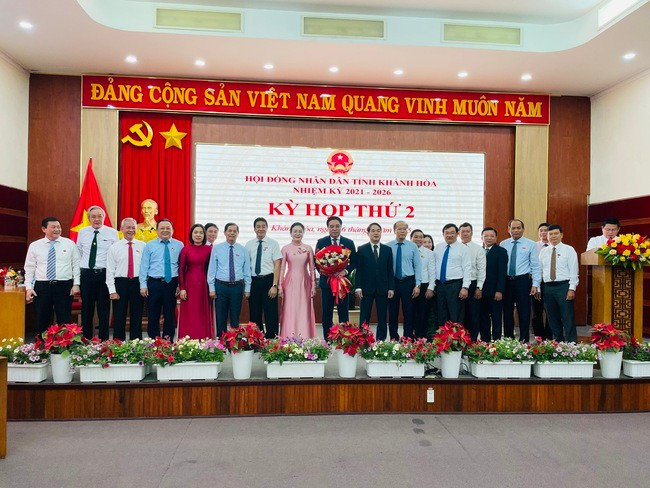 Đại biểu HĐND tỉnh Khánh Hòa chúc mừng ông Nguyễn Khắc Toàn được bầu vào vị trí Chủ tịch UBND tỉnh này Đại biểu HĐND tỉnh Khánh Hòa chúc mừng ông Nguyễn Khắc Toàn được bầu vào vị trí Chủ tịch UBND tỉnh này