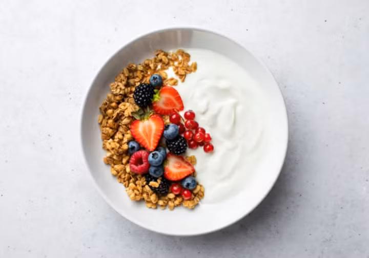 Sữa chua là một loại thực phẩm lên men từ sữa (Ảnh:Verywell Health)