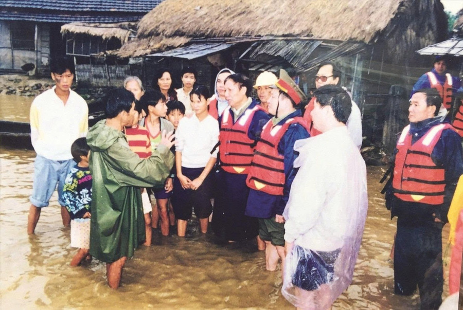 Bộ trưởng Lê Huy Ngọ (đứng giữa) trong một lần đi chống bão lũ ở miền Trung. Ảnh: TL Bộ trưởng Lê Huy Ngọ (đứng giữa) trong một lần đi chống bão lũ ở miền Trung. Ảnh: TL