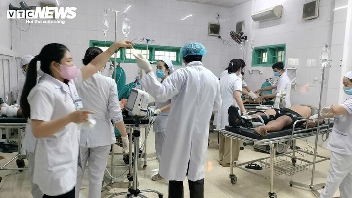 Các bác sĩ đang khẩn trương cứu chữa cho 3 nạn nhân bị thương nặng, nguy kịch trong vụ tai nạn thảm khốc. Các bác sĩ đang khẩn trương cứu chữa cho 3 nạn nhân bị thương nặng, nguy kịch trong vụ tai nạn thảm khốc.