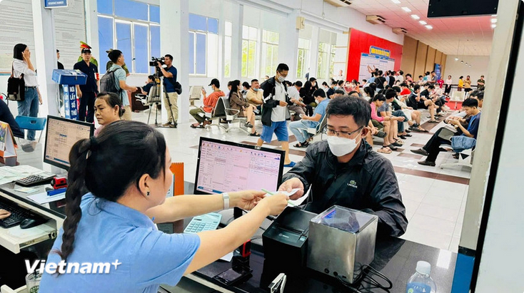 Ngành Đường sắt cung ứng 33.000 vé tàu Tết Nguyên đán Bính Ngọ 2026 và bắt đầu mở bán từ 8h ngày 20/9 tới. (Ảnh: PV/Vietnam+) Ngành Đường sắt cung ứng 33.000 vé tàu Tết Nguyên đán Bính Ngọ 2026 và bắt đầu mở bán từ 8h ngày 20/9 tới. (Ảnh: PV/Vietnam+)