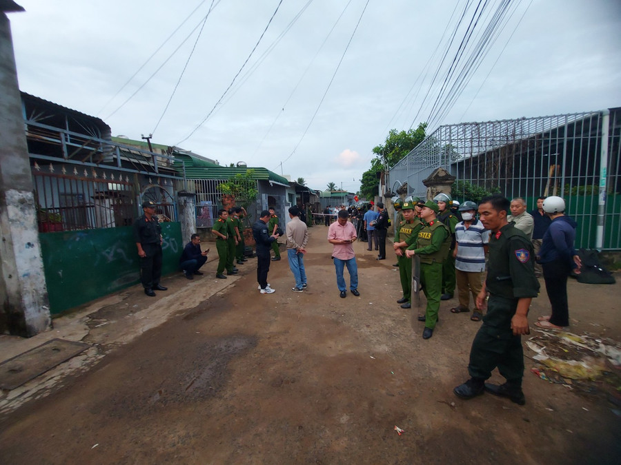 Rất nhiều Công an được huy động để điều tra, truy bắt đối tượng. Rất nhiều Công an được huy động để điều tra, truy bắt đối tượng.