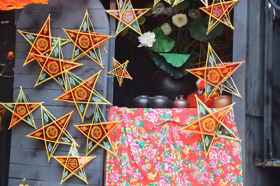 Những chiếc đèn lồng giấy kiếng truyền thống, nhiều góc chụp được chăm chút tỉ mỉ, rực sắc đỏ thắm từ mặt nạ giấy, đầu lân ẢNH: THÁI PHÚC