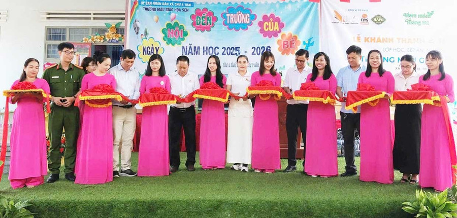 Lễ khánh thành và bàn giao công trình lớp học, bếp ăn, nhà vệ sinh tại Trường Mẫu giáo Hoa Sen nhân dịp khai giảng năm học mới. Ảnh: Vũ Chi Lễ khánh thành và bàn giao công trình lớp học, bếp ăn, nhà vệ sinh tại Trường Mẫu giáo Hoa Sen 'tiếp sức” trường học vùng khó.