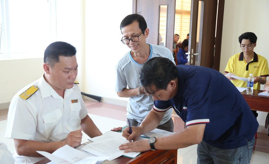 Nhiều hộ kinh doanh tự giác đến cơ quan thuế để thông tin về việc áp dụng hóa đơn điện tử. Ảnh: T.Sỹ Nhiều hộ kinh doanh tự giác đến cơ quan thuế để thông tin về việc áp dụng hóa đơn điện tử. Ảnh: T.Sỹ