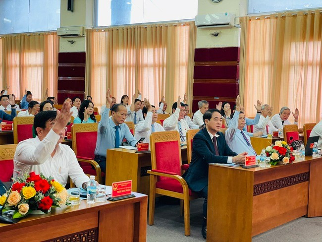 Đại biểu HĐND tỉnh Khánh Hòa bỏ phiếu bầu Chủ tịch UBND tỉnh đối với ông Nguyễn Khắc Toàn Đại biểu HĐND tỉnh Khánh Hòa bỏ phiếu bầu Chủ tịch UBND tỉnh đối với ông Nguyễn Khắc Toàn