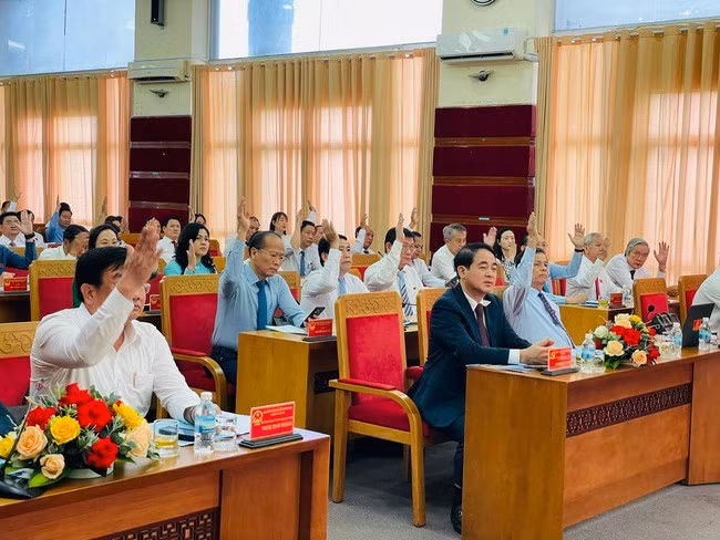 Đại biểu HĐND tỉnh Khánh Hòa bỏ phiếu bầu Chủ tịch UBND tỉnh đối với ông Nguyễn Khắc Toàn